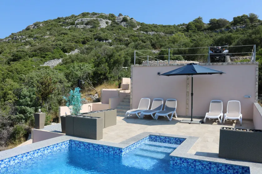 Spacious Robinson House Iris With Pool - Image 1