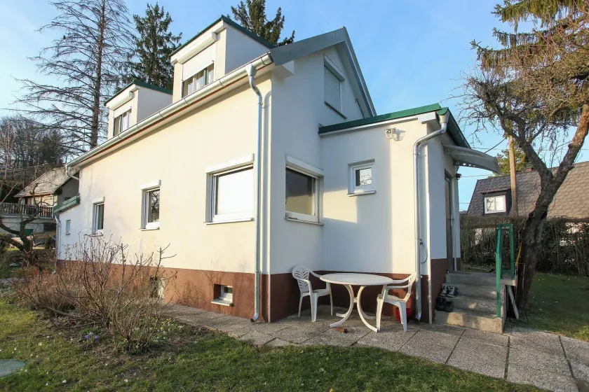 Charming Vienna Retreat with Garden Metro Access - Image 1