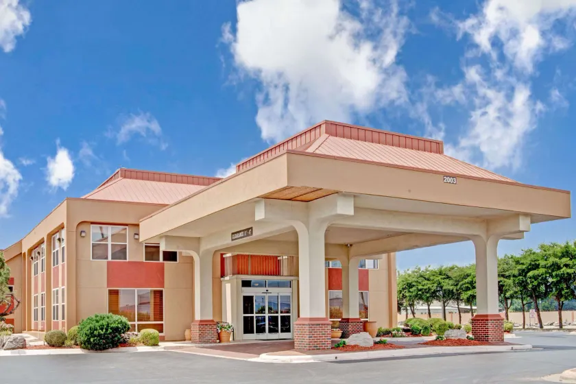 Ramada by Wyndham West Memphis - Image 1