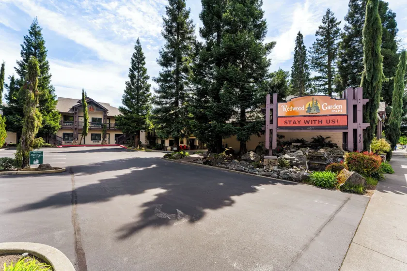 Redwood Garden Inn - Image 1