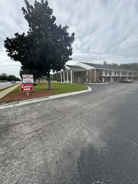 Colony Inn - Image 1