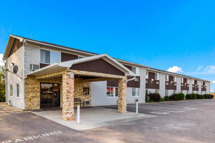 Red Roof Inn Dry Ridge - Image 1