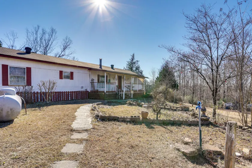 'antique Farmhouse' in Bethel Springs on Half-acre - Image 1