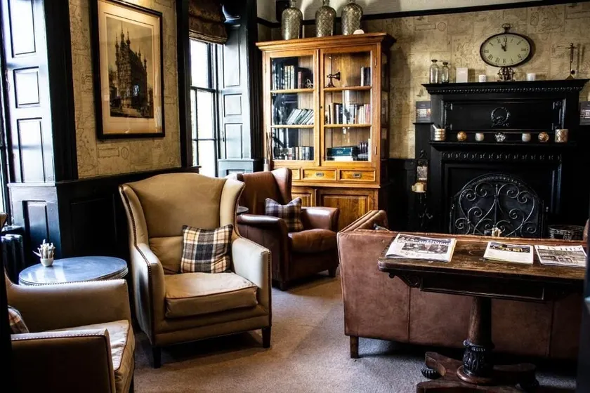 The Royal Hotel - Lobby sitting area