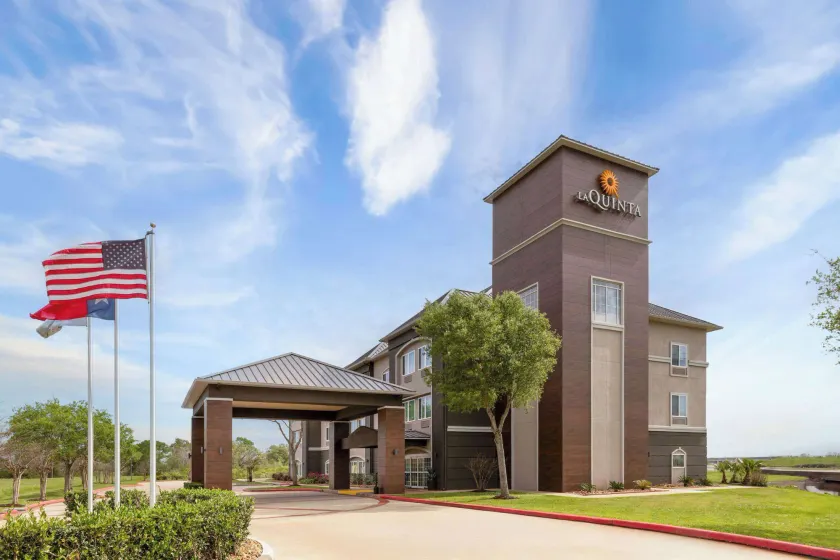La Quinta by Wyndham Angleton - Image 1