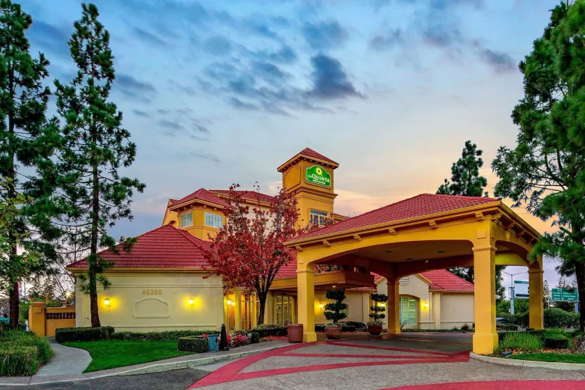 La Quinta Inn & Suites by Wyndham Fremont Silicon Valley - Image 1