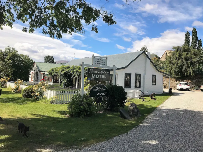 Settlers Cottage Motel - Image 1