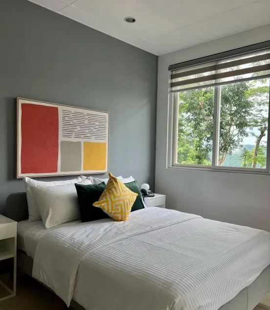 Emerald Manor Hotel - Image 1