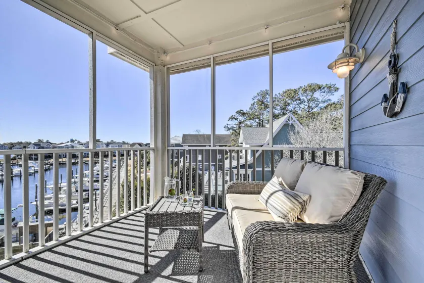 Spacious Southport Condo w/ Balcony! - Innenbereich