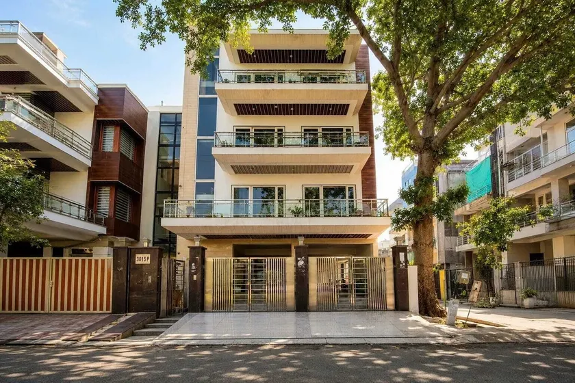 Lime Tree Luxurious 3BHK Serviced Apartment Near Medanta - Image 1