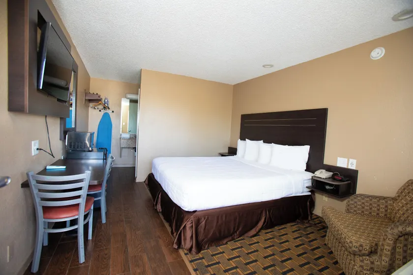 Budget Inn by 101 Bus from Downtown - Image 1
