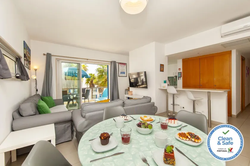 B06 - Top-Floor Marina 2 Bed Apartment - Image 1
