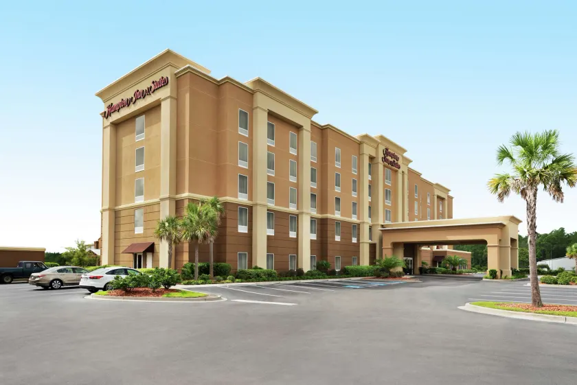 Hampton Inn & Suites Brunswick - Image 1