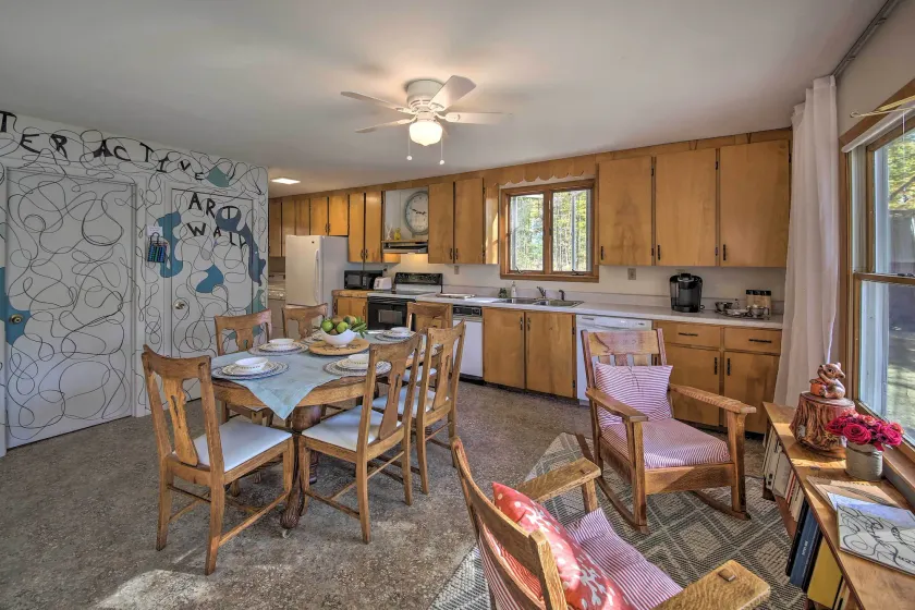 Lakefront Home With Deck, Dock, & Water Access! - Innenbereich