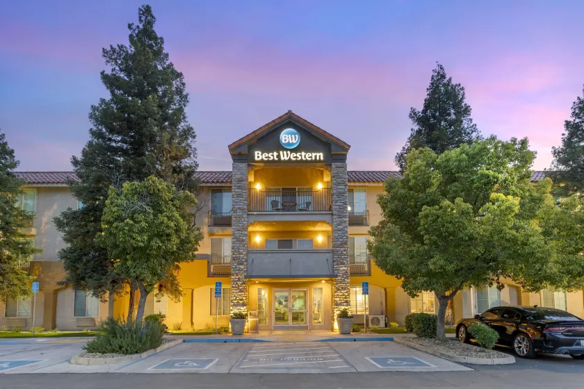 Best Western Visalia Hotel - Image 1