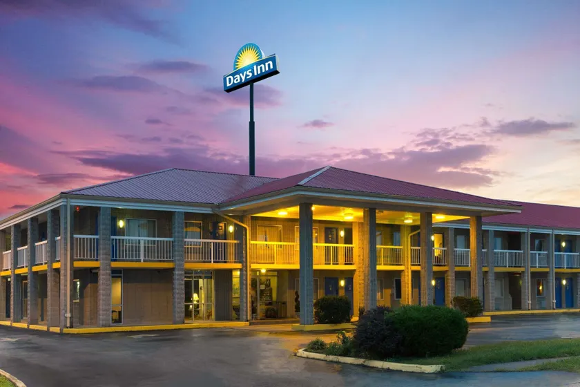 Days Inn by Wyndham Richmond - Image 1