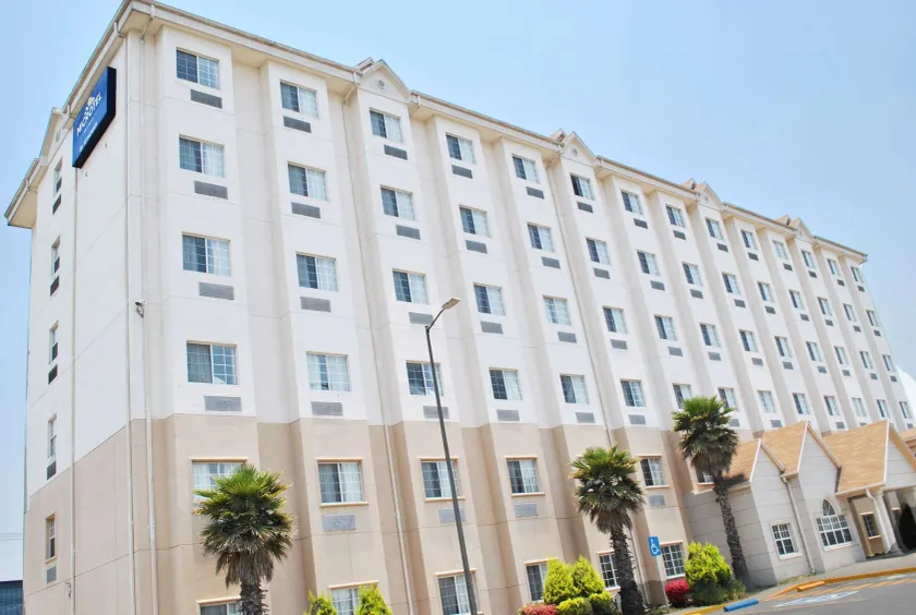 Microtel Inn and Suites by Wyndham Toluca - Image 1