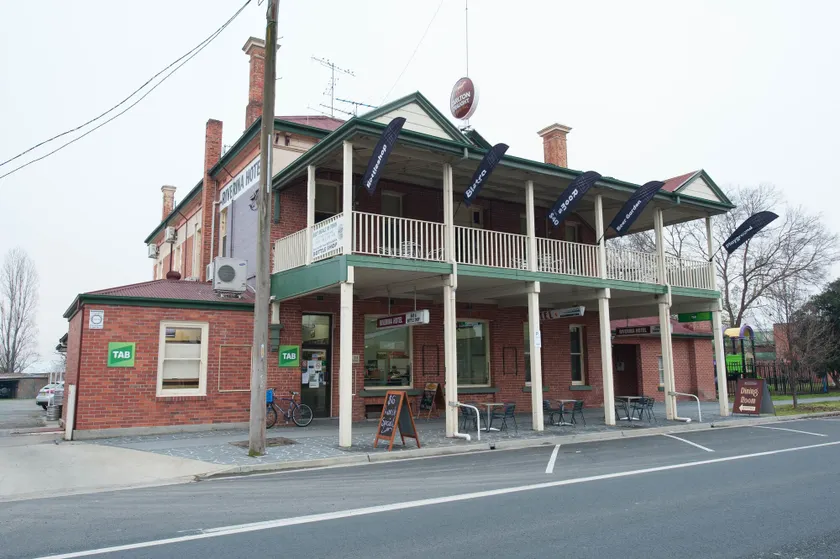 Riverina hotel - Image 1