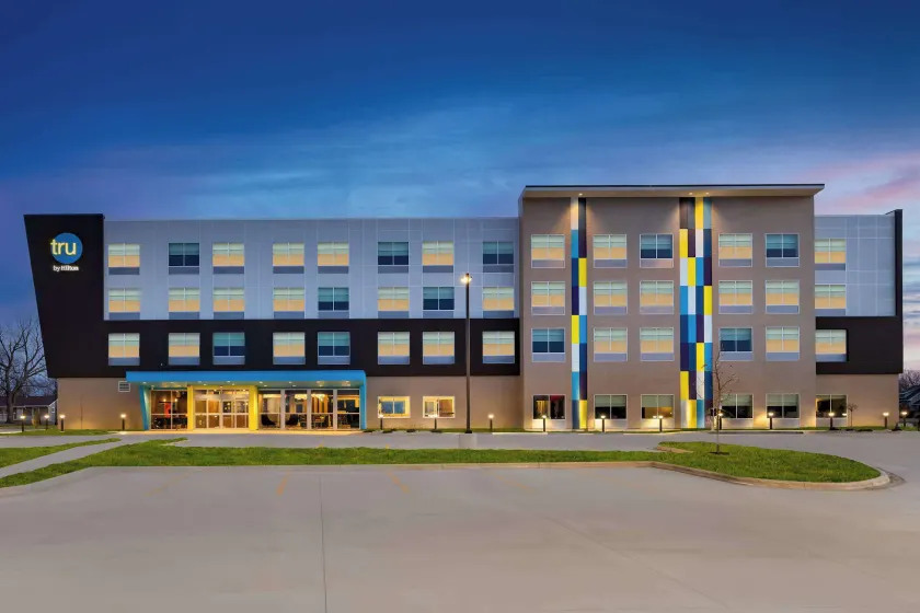 Tru By Hilton Oshkosh - Image 1