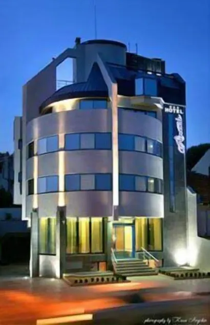 Riverside Family Hotel - Image 1