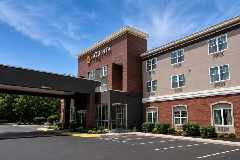 La Quinta Inn & Suites by Wyndham Knoxville West - Image 1