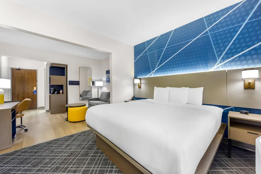 Comfort Suites London South - Image 1