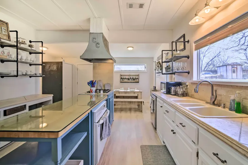 Texas Home w/ Backyard Oasis, Walk to Main St - Innvendig