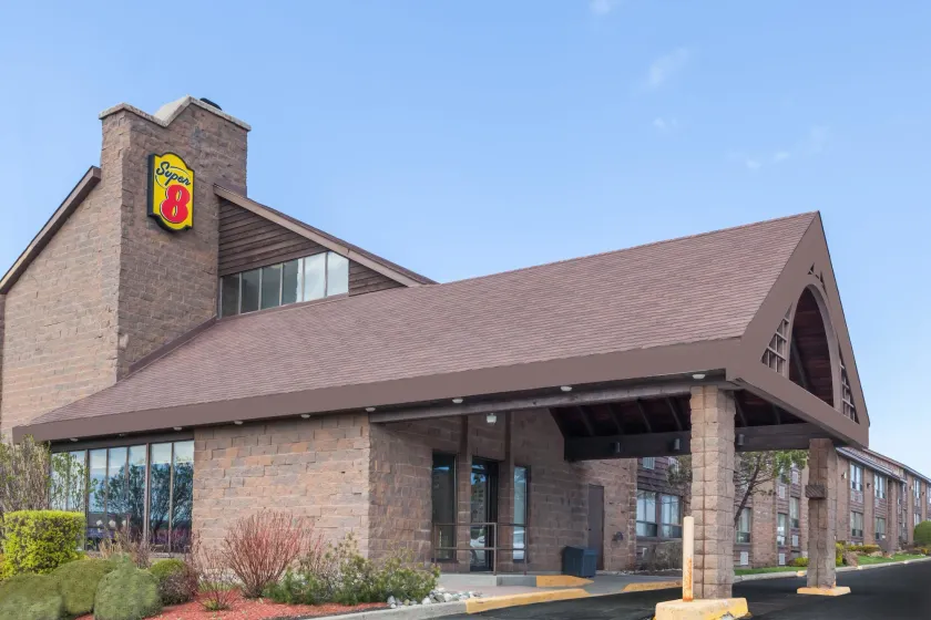 Super 8 by Wyndham Sudbury ON - Image 1