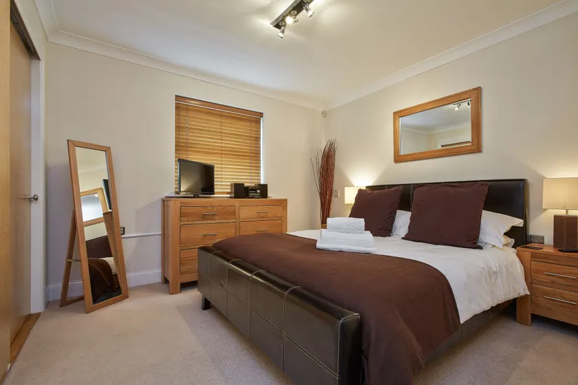2 bed 2 bath at Jago Crt in Newbury - FREE parking with no height restrictions - Image 1