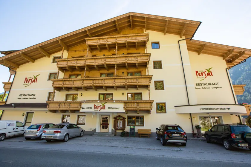 Superior Hotel Persal - Image 1