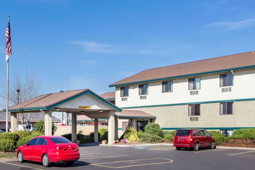 Super 8 by Wyndham Union Gap Yakima Area - Image 1