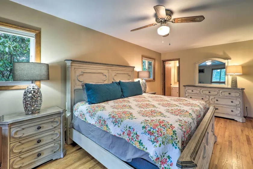 Pool & Lake Access: Mtn-View Cottage in Newland - Interiør