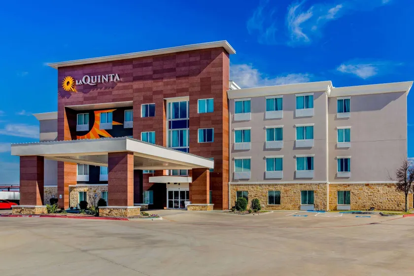 La Quinta Inn & Suites by Wyndham Northlake Ft. Worth - Image 1