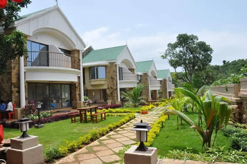 Silverador Resort - Interior entrance