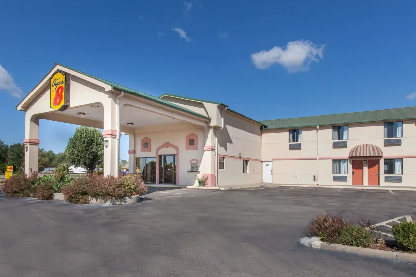 Super 8 by Wyndham Sallisaw - Image 1
