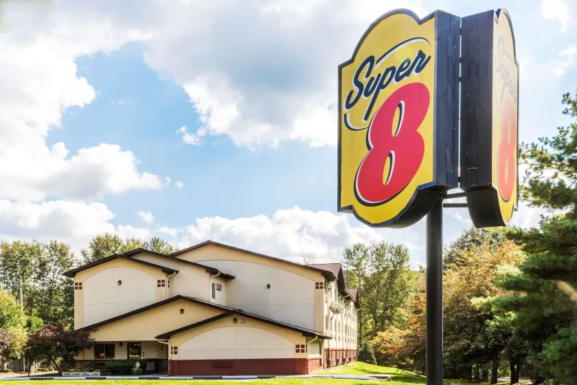 Super 8 by Wyndham East Stroudsburg - Poconos - Image 1