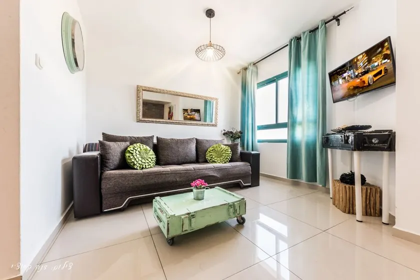 Luxury Apartment on the Lake - Image 1