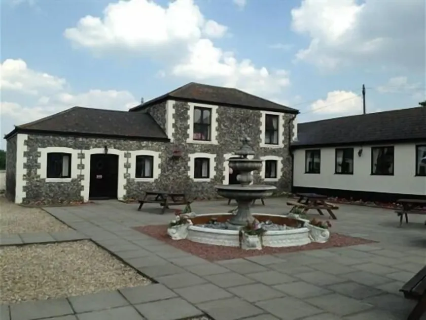 Coach house hotel - Image 1
