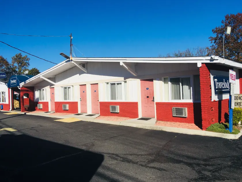 Travelodge by Wyndham Bay Shore Long Island - Image 1