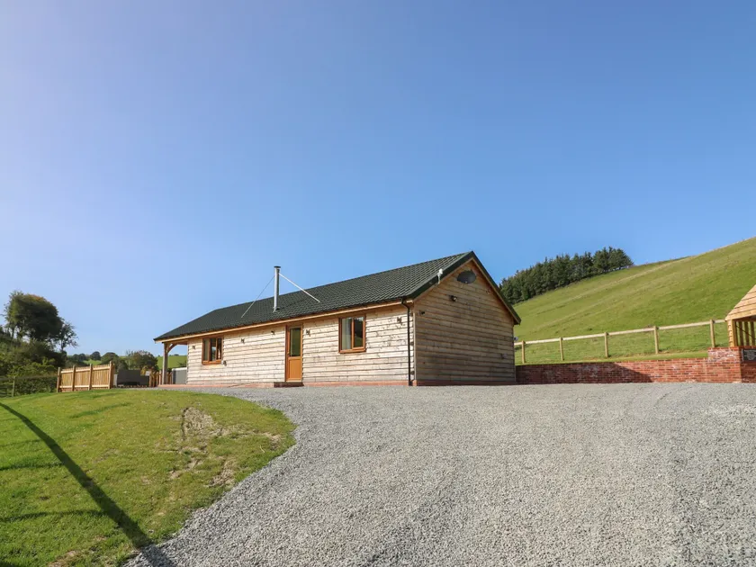Ploony Hill Cabin - Image 1