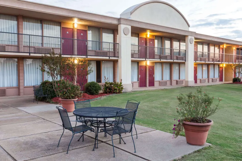 Days Inn by Wyndham Hillsboro TX - Image 1
