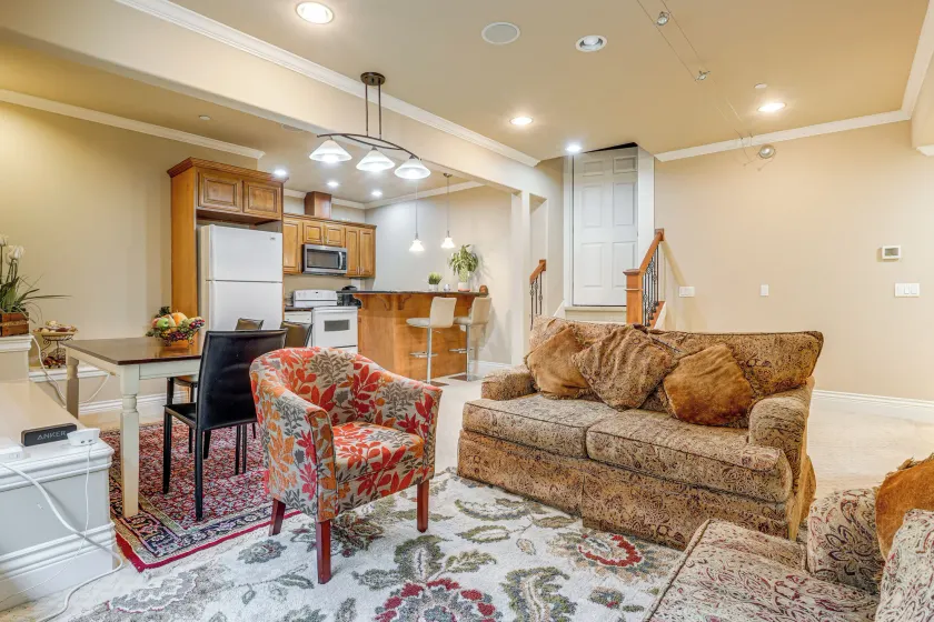 Full Kitchen & Laundry! Kirkland Studio Suite - Image 1