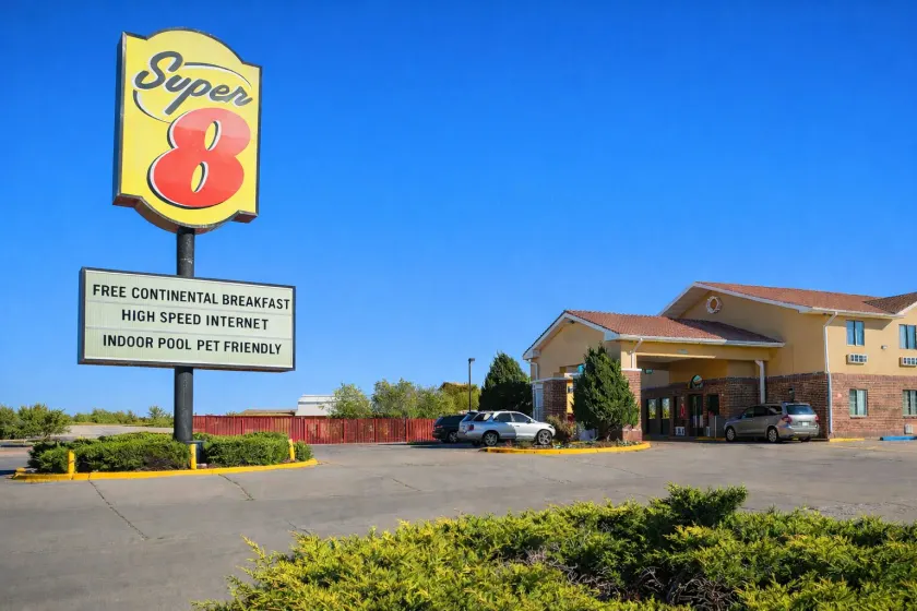 Super 8 by Wyndham Gallup - Image 1