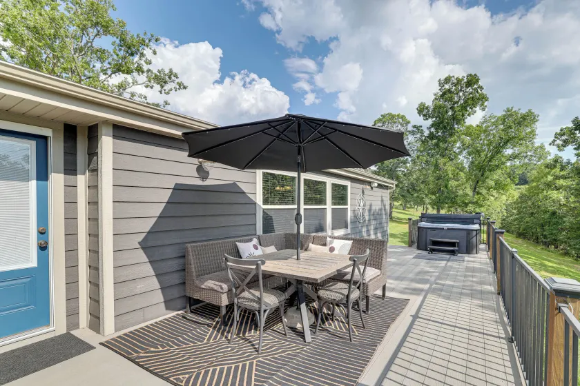 Outdoor Kitchen + Hot Tub: Table Rock Lake House - Image 1