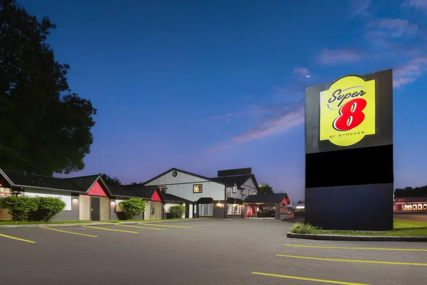 Super 8 by Wyndham Gananoque/Country Squire Resort - Image 1