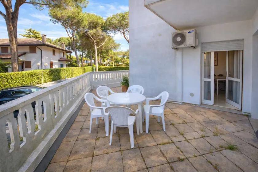 Cozy Flat With Terrace and Pool Access - Image 1