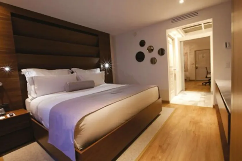 HS HOTSSON Hotel Leon - Image 1