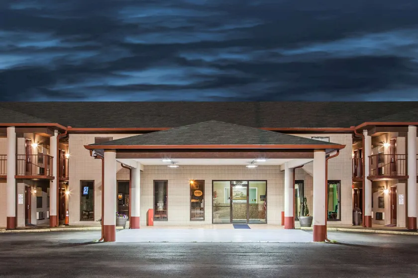 Super 8 by Wyndham Malvern - Image 1