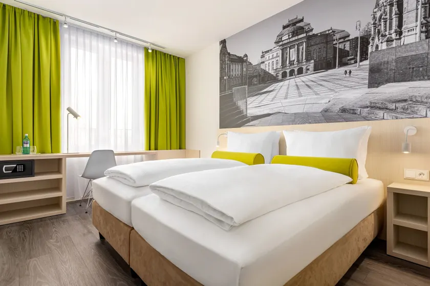 Super 8 by Wyndham Munich City North - Image 1