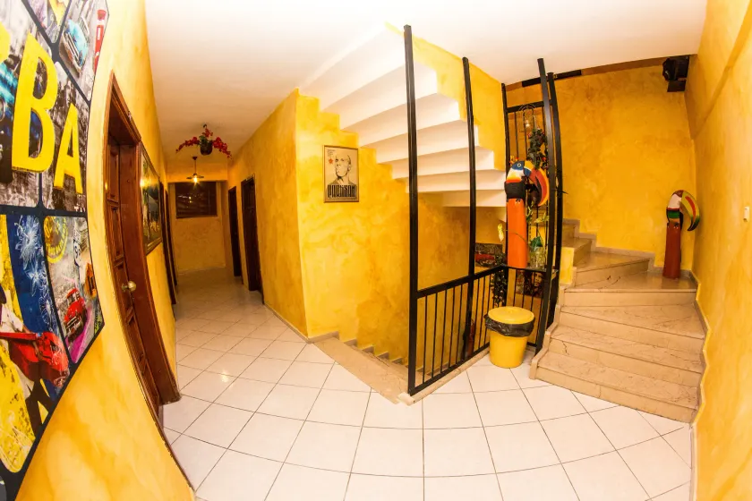El Latino Otel - Inngangsparti